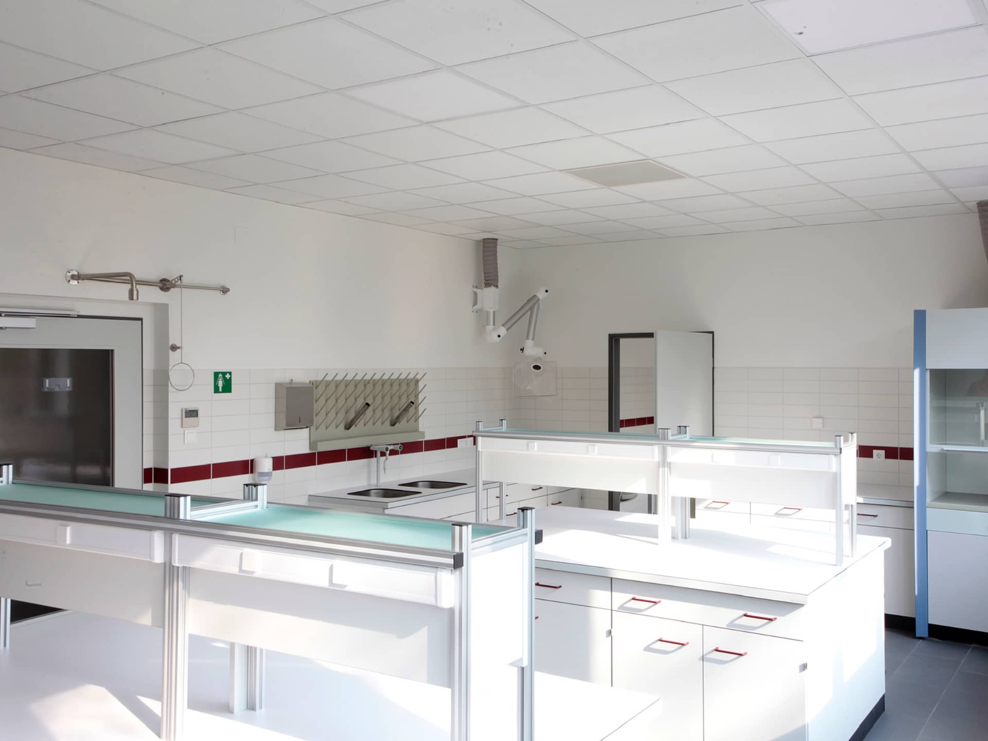 Vegyifülke és laborbútor telepítés - Omega Labor System Kft.